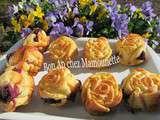 Roses mignardises aux mûres sauvages de l'été dernier mascarponées et joyeux printemps