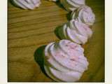 Meringues parsemées de sucre framboise