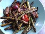 Plancha de Côtelettes d’agneau marinées à l’ail et au thym Asperges et Tomates