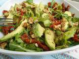 Salade d’avocats, roquette, tomates séchées et noix