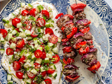 Brochettes d’agneau mariné et salade croquante au zaatar