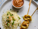 Brochettes de poulet sauce satay et riz parfumé