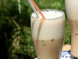 Café latte frappé au sirop de fève tonka