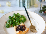 Feuilletés au boudin noir, pomme épicée et confit d’oignon