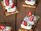 Gaufres feuilletées aux fraises et chantilly chocolat blanc amande