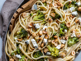 Linguine au brocoli, chèvre et noisettes