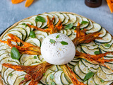 Tarte fine aux courgettes, fleurs de courgette, burrata et basilic