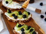 Tartines au chèvre et aux mûres