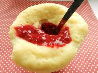 Mug cake au fromage blanc, vanille et son coulis de framboises