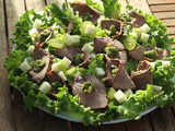 Salade au roti de boeuf pesto et raisins
