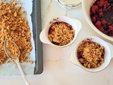 Crumble aux noisettes et sa salade de fruits congelés