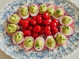 Oeufs mimosas colorés, crème avocat