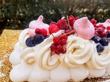 Pavlova, bûche de Noël, meringue à la française, aux fruits rouges