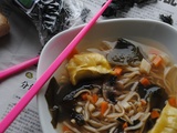 Bouillon asiatique {wakame et gyozas} parfumé au gingembre