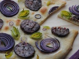 Pizza à l'andouille comme une focaccia