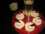 Canapés au foie gras, oeuf de caille et chips de magret de canard fumé