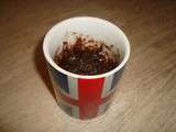 Mug cake au chocolat noir sans oeuf au coeur chocolat blanc