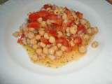 Salade de pois chiches, oignons rouges et tomates