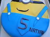 Gâteau Minion en pâte à sucre