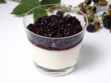 Panna cotta au chocolat blanc et compotée de mûres sauvages