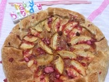 Tarte amandine aux pommes, kaki et pralines roses