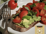 Tartine d’avocat crémeux et de radis croquant