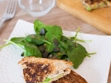 Croque avocat et champignons et salade de pousses d’épinards