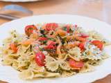 Pâtes pesto, tomates cerises et saumon