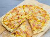 Pizza houmous, jambon et cheddar