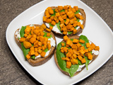 Tartines de fromage frais, patates douces et pousses d’épinards