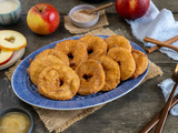 Beignets de pommes à la cannelle et au sucre