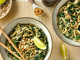 Nouilles udon sautées aux épinards et beurre de cacahuètes