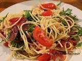 Spaghettis au jambon Serrano, tomates et roquette