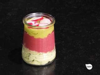 Panna cotta chèvre-ail des ours, coulis de betterave et d’avocat