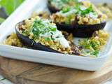 Aubergines à la chermoula, boulgour aux amandes et aux raisins & sauce au yaourt