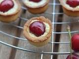 Mini-tartes aux cerises & crème patissière à la pistache