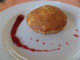 Petits gâteaux banane noix de coco et son coulis de framboise