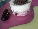 Mousse cerise et chocolat blanc, sur lit rose des sables