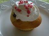 Cupcake coeur coulant cerise et chantilly de rose