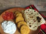 Galettes de lentilles corail, raïta de concombre et chapatis