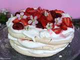 Pavlova aux fruits rouges et à l’eau de rose