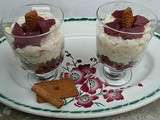 Verrine de poires pochées au vin rouge, de spéculoos et de riz au lait