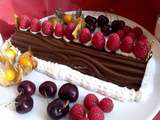 Bûche fondante au chocolat, chantilly, fruits rouges et nougatine au sésame