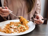 Repas en famille autour d’une cuisine italienne maison à Aulnay