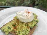 Œuf poché sur toast à l’avocat