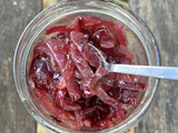 Relish d’oignons rouges (condiment anglais)