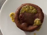 Biscuit coulant au chocolat, caramel de passion, Tous en cuisine recettes d'été avec Cyril Lignac