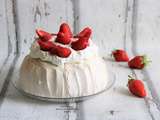 Pavlova aux fraises et coulis de fraise pour 100% de gourmandise