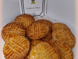 Petites galettes charentaises aux fruits confits et éclats de noisette