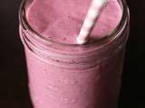 Smoothie santé aux fruits rouges, flocons d'avoine et amandes